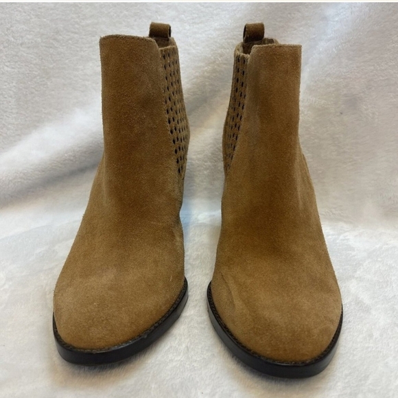 Chic Tan Suede Heels - Picture 4 of 6